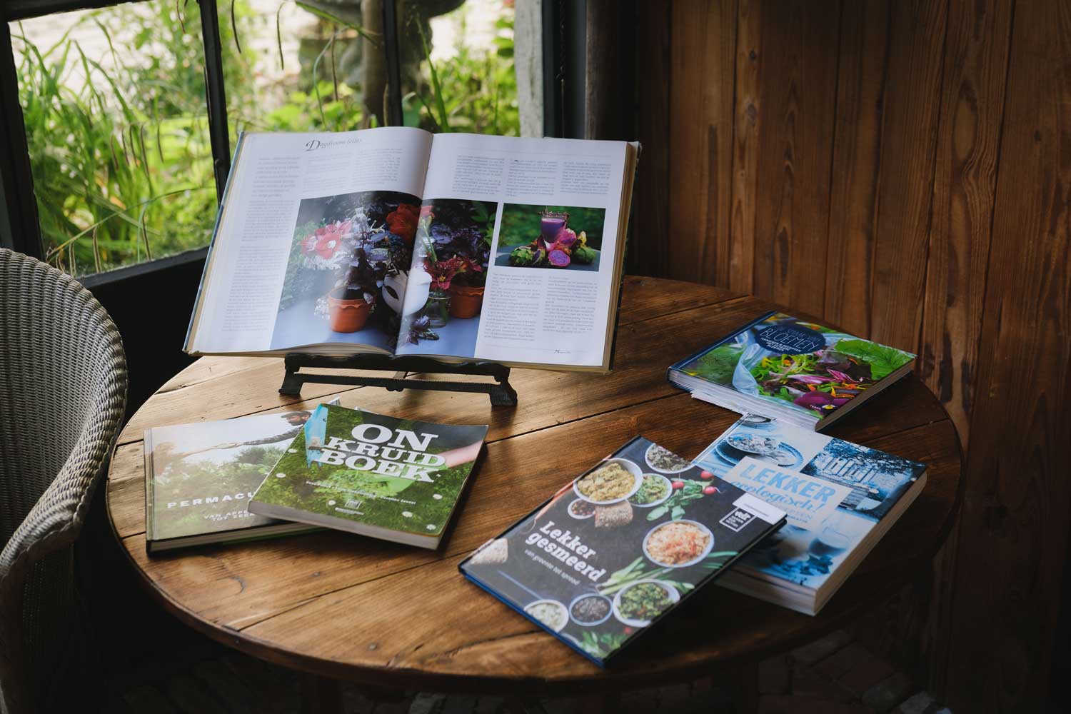 Boeken van Velt liggen op een tafel