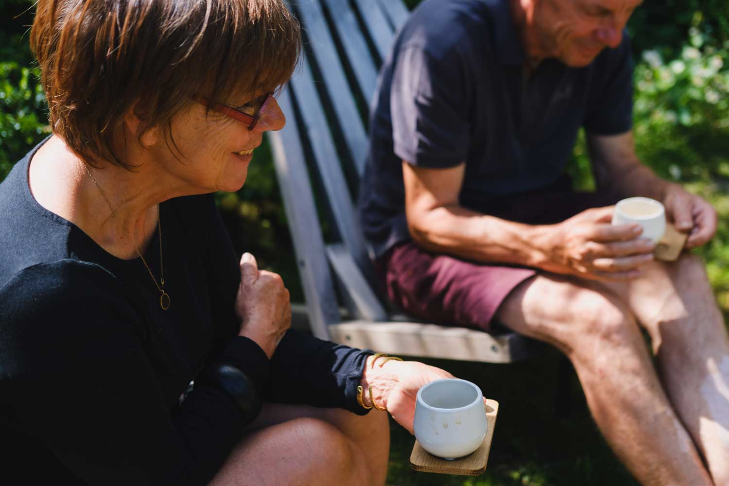 Annick en man Johan genieten van een kopje koffie in de tuin