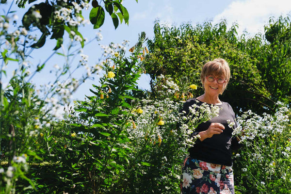 Sunny Person Annick tussen de wilde bloemen in haar tuin